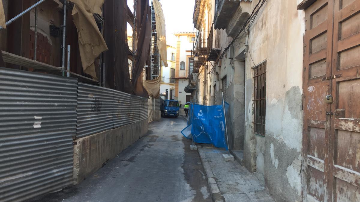 Operarios de Aguas de Lorca reparando la avería a las puertas del Archivo Histórico Municipal, este martes.