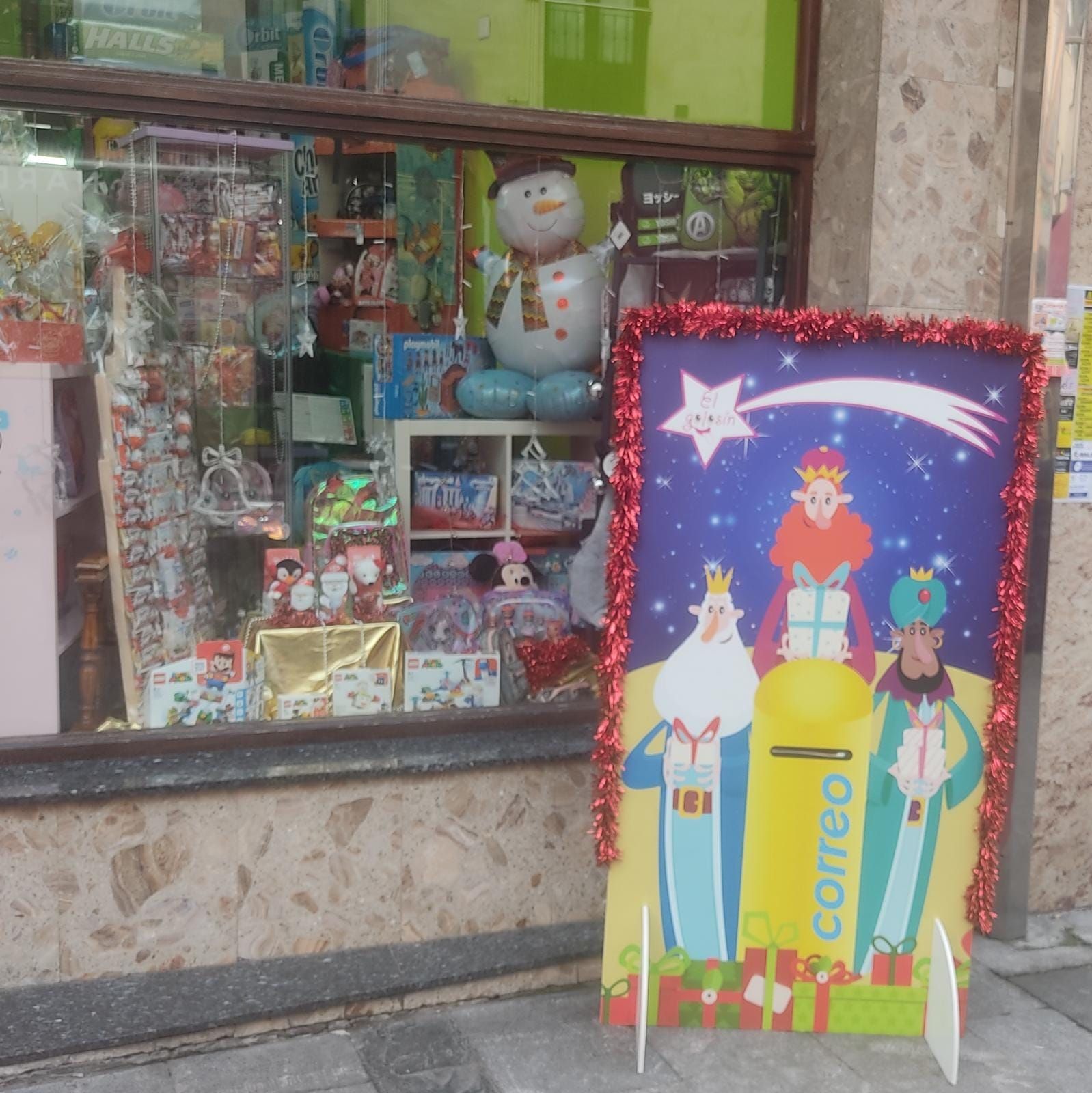 Los comerciantes de Laviana se vuelcan con la Navidad: instalan un centenar de buzones para recibir las cartas de los Reyes Magos y Papá Noel