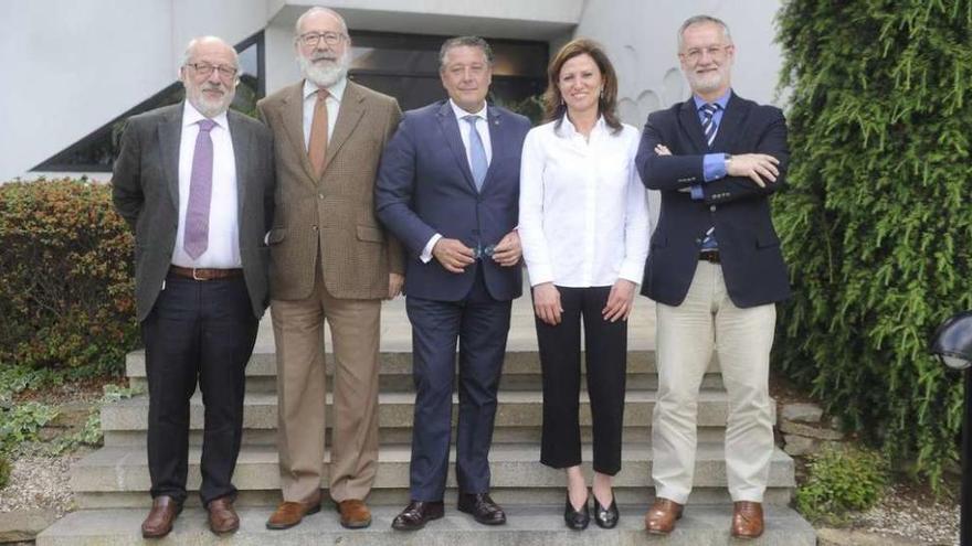 Responsables de los tres clubes financieros gallegos, ayer, reunidos en A Coruña. // Carlos Pardellas