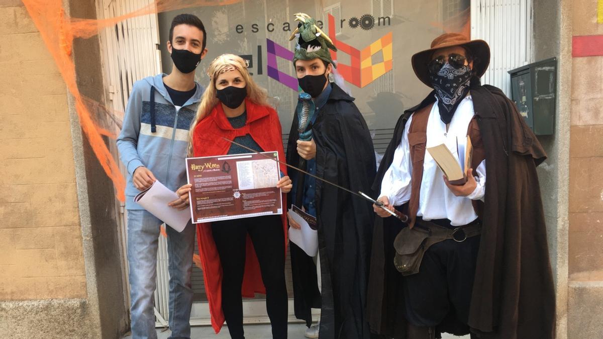 Varios jugadores frente a la escape room El Cubo, que organiza esta fiesta.