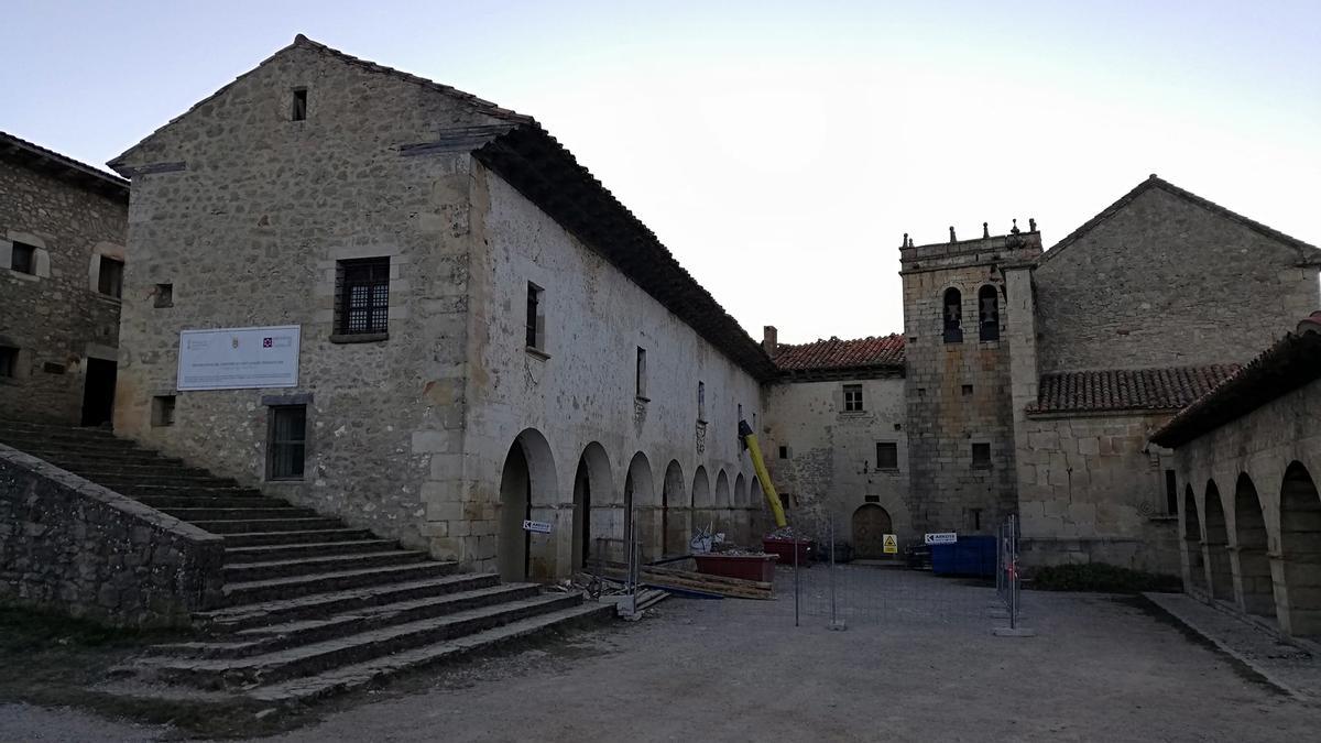 El vallado de las obras formará parte durante muchos meses del paisaje cotidiano de Sant Joan de Penyagolosa.