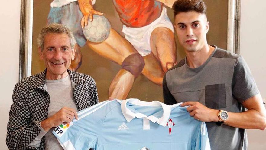 José Naranjo posa con la camiseta del Celta, junto al presidente Carlos Mouriño.