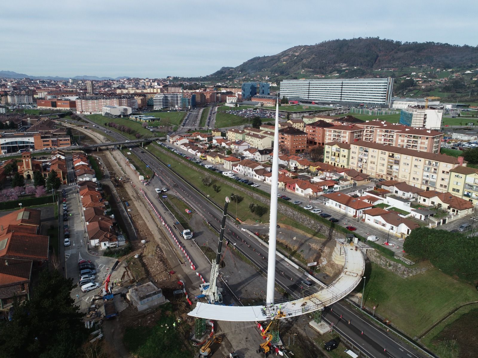 En imágenes | Así fue la colocación de la penúltima pieza del "arpa" de Santullano