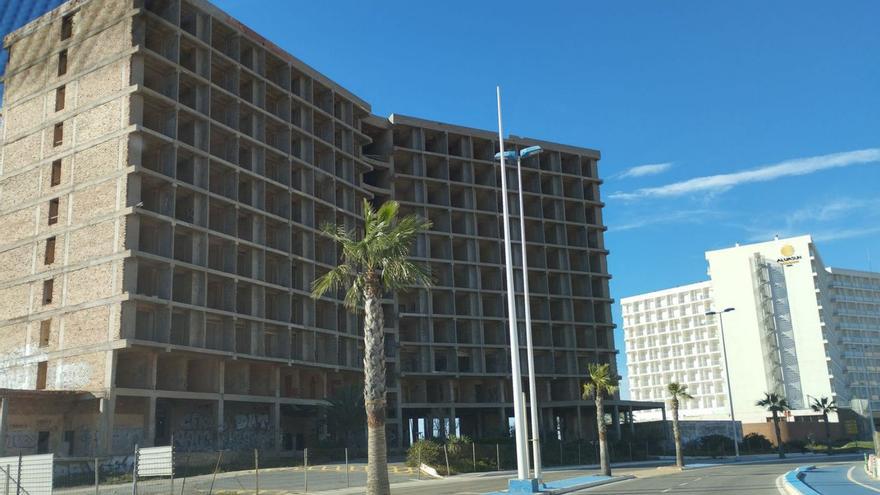 Estructura en ruinas de La Manga que va ser demolida por el Ayuntamiento de San Javier. | M.J.G.