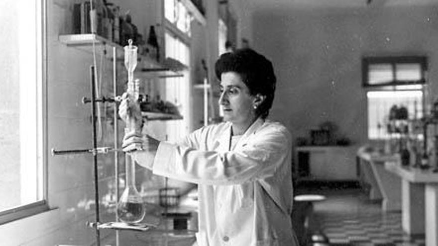 Elisa Álvarez, en su laboratorio en Lanzarote en los años 60