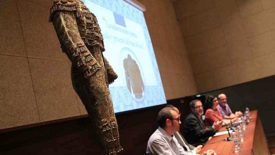 La restauración de un traje de luces, explicada en el Museo Etnográfico