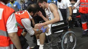 Ognjen Kuzmic abandona la cancha en silla de ruedas tras lesionarse.