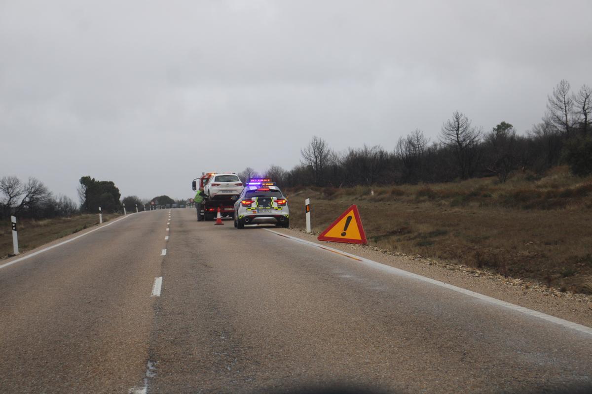 Una grúa retirada el vehículo siniestrado en el accidente provocado por una cierva.