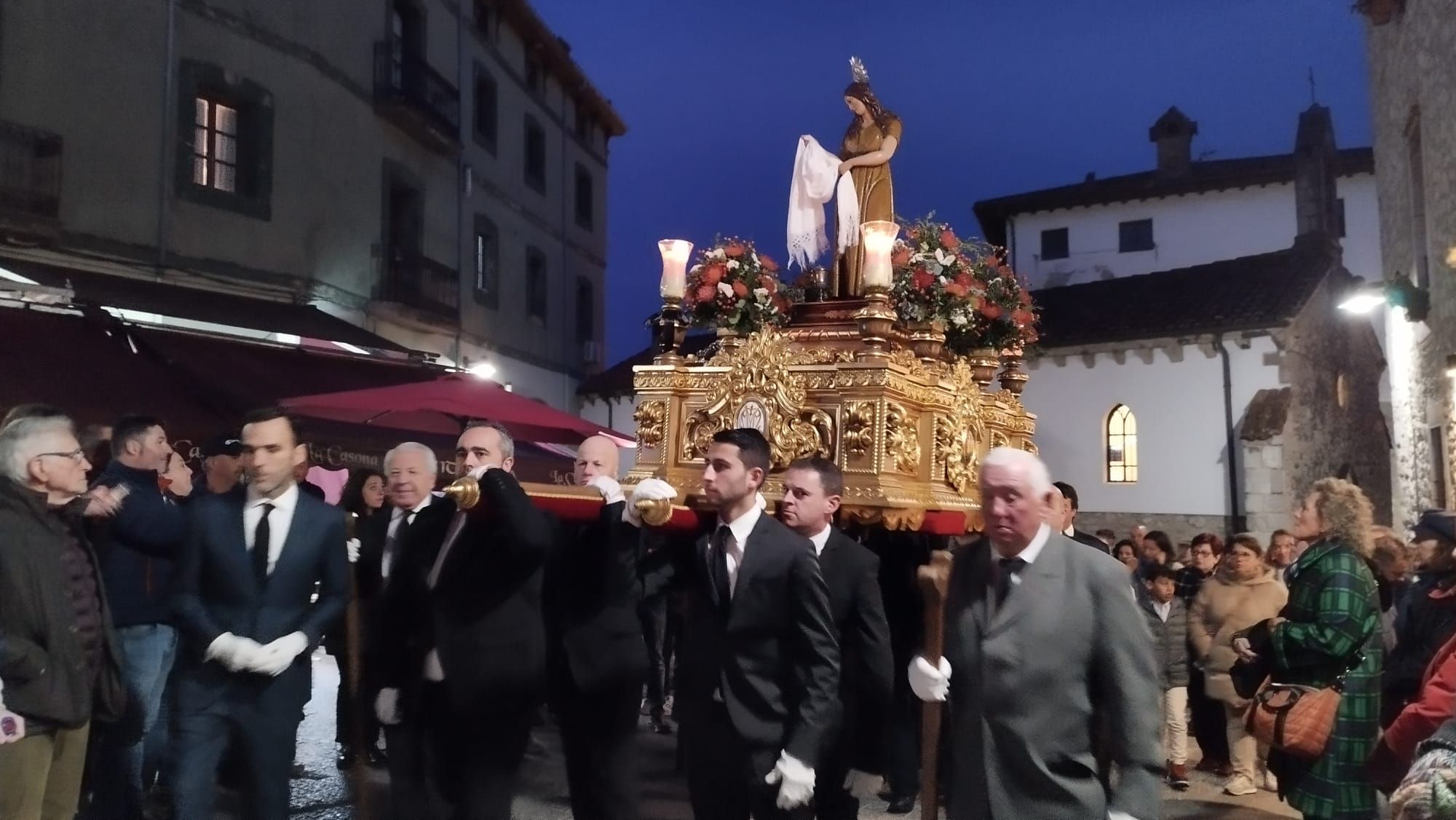 El Cirineo, La Magdalena y La Dolorosa procesionan por las calles de Llanes durante el Vía Crucis del Miércoles Santo