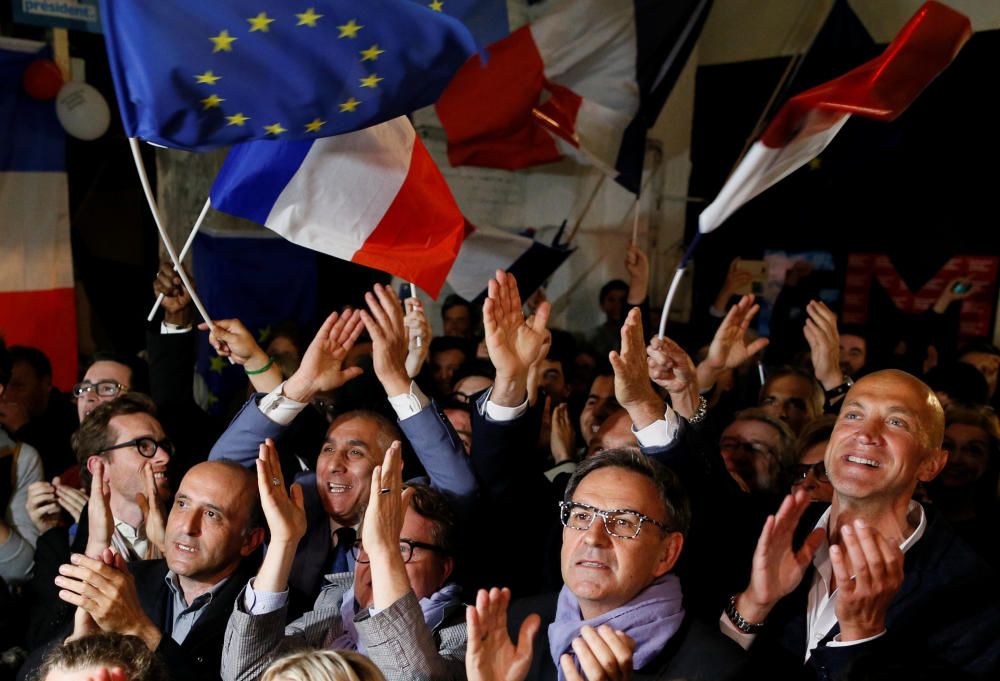 Supporters of Emmanuel Macron celebrate after ...