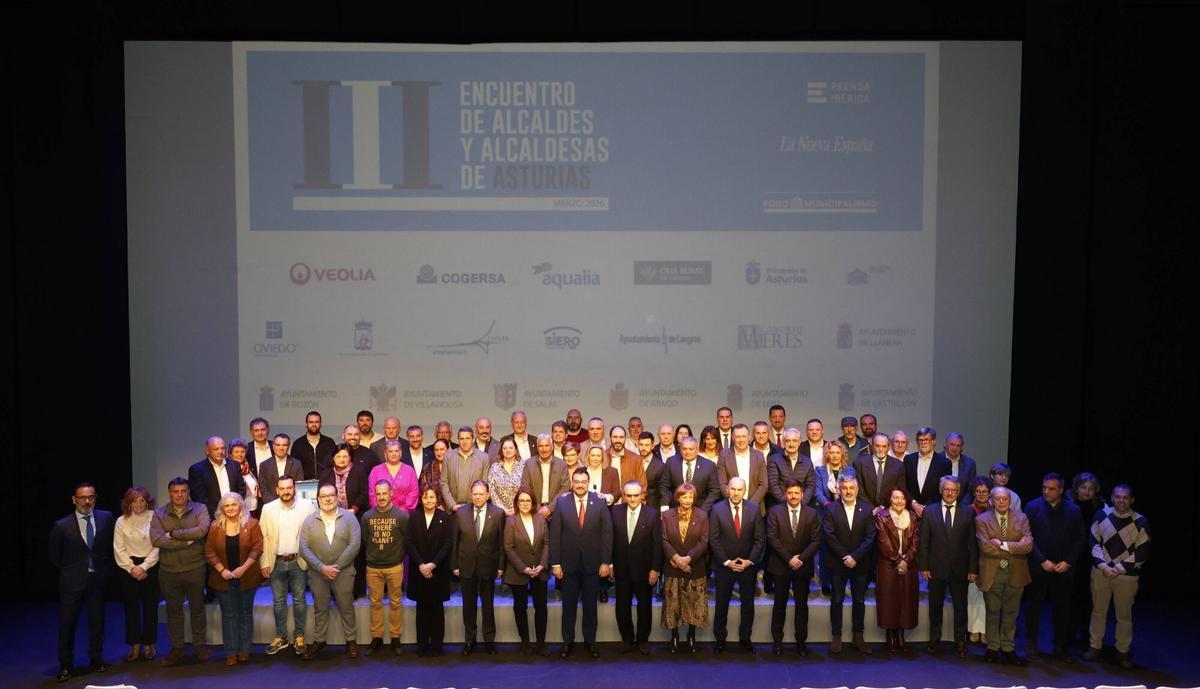 Foto de familia del III Encuentro de alcaldes y alcaldesas de Asturias, celebrado en el Centro Niemeyer. Foto de familia del III Encuentro de alcaldes y alcaldesas de Asturias, celebrado en el Centro Niemeyer.