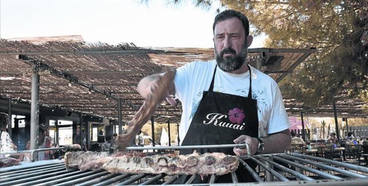 Òscar Manresa, amb una peça de carn a la barbacoa del restaurant Kauai, de Gavà.