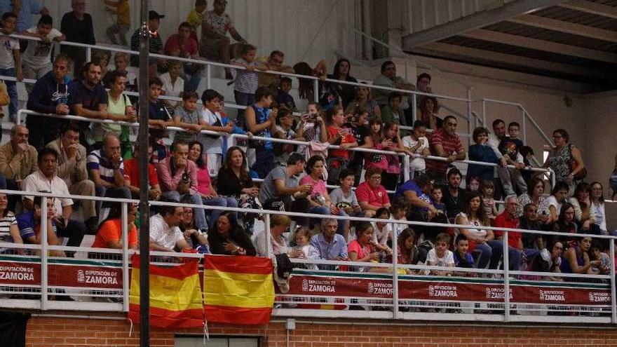 Nuemeroso público animó a la selección española en el encuentro celebrado en Morales del Vino.