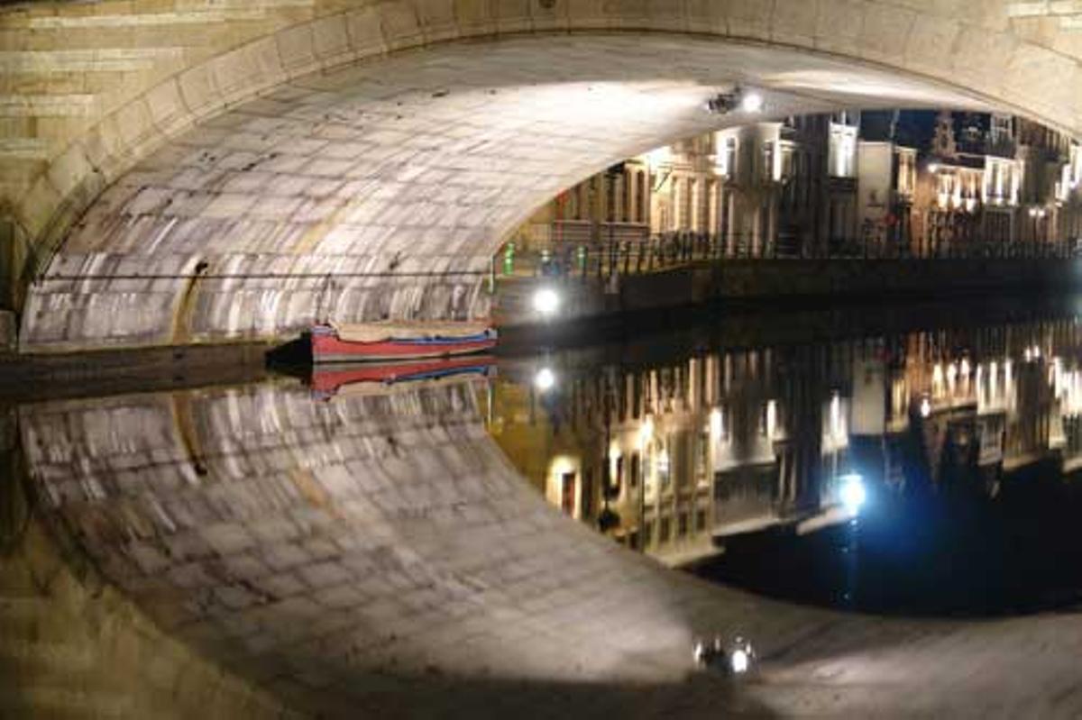 Reflejo de un puente en uno de los canales de Gante.