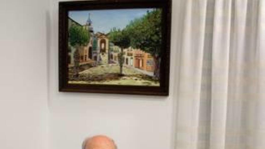 Mossèn Besora a casa seva, amb una pintura de la plaça de Sant Joan