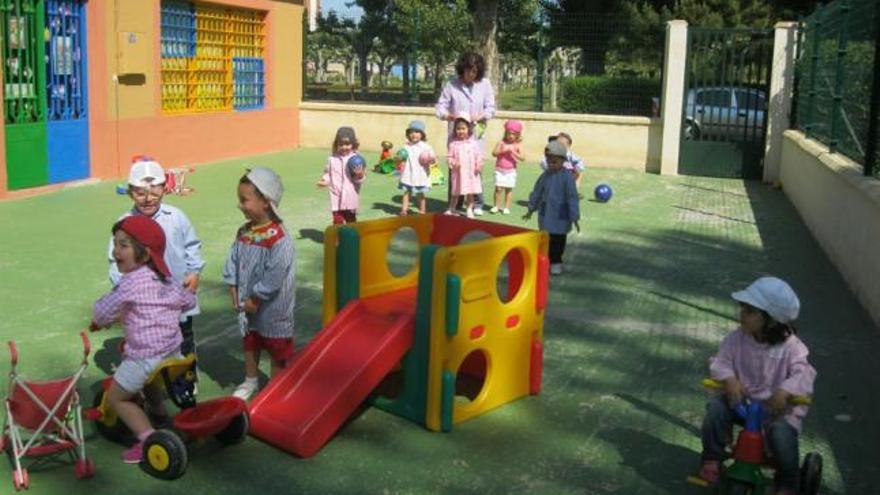 Los niños de Santa Cristina juegan en el patio de la guardería el pasado lunes.