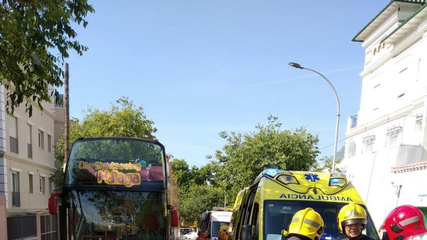 Los sanitarios atienden al herido tras el accidente.