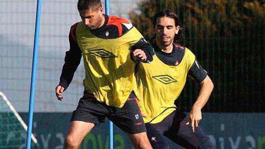 Fabiano protege el balón ante Jordi durante un reciente entrenamiento en A Madroa.