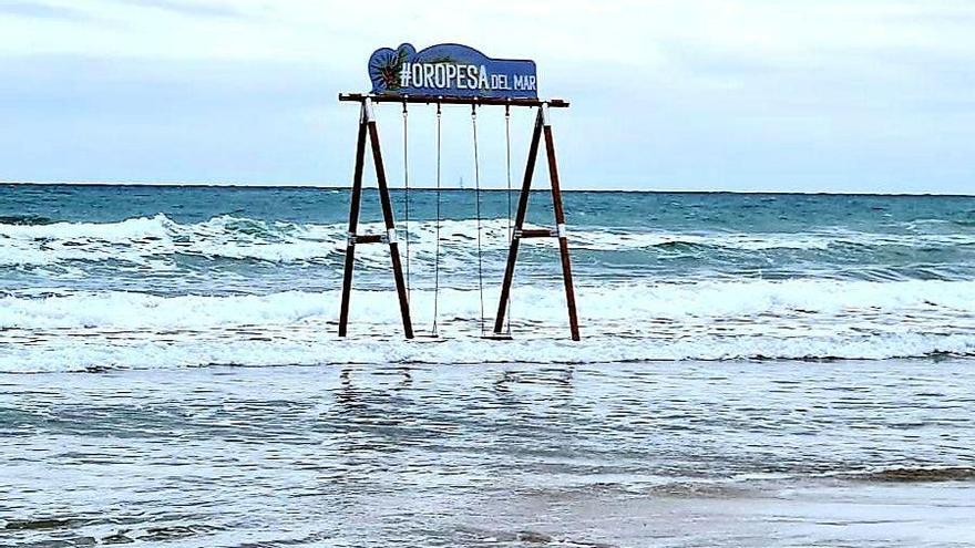 El columpio estaba ubicado en un lugar envidiable, bañado por el agua de la Concha.