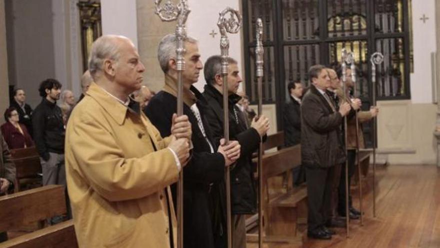 Hermanos del Yacente rezan el Vía Crucis.