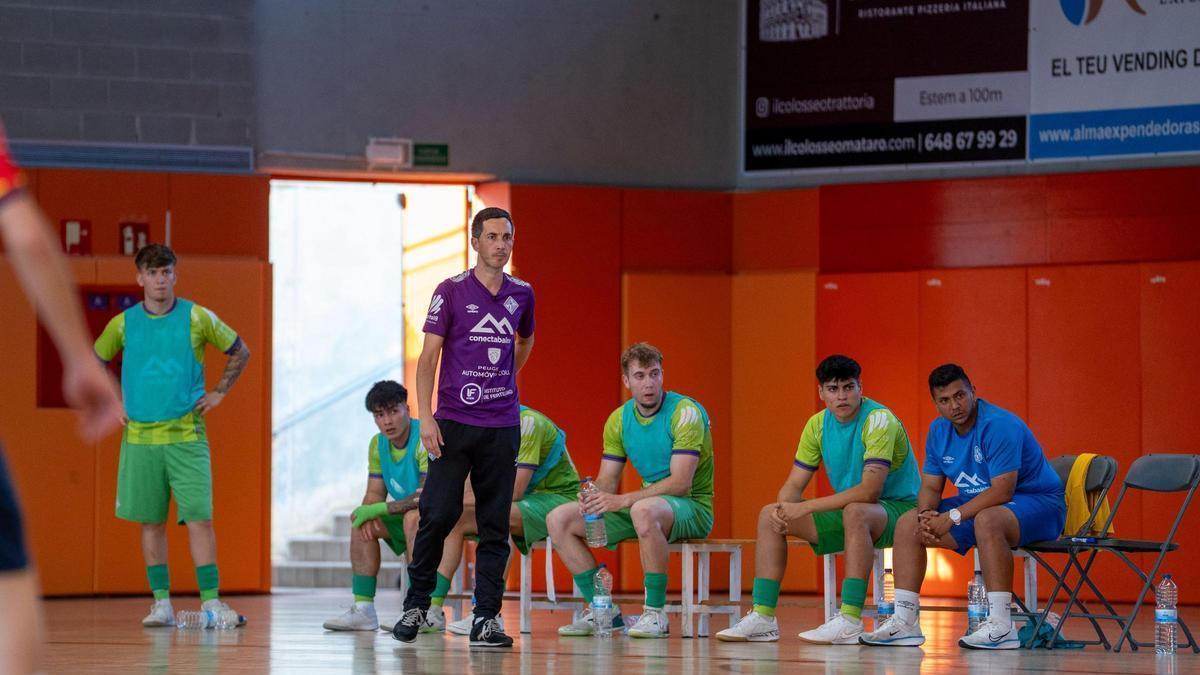 El técnico Ócar Tesías y los jugadores del banquillo del Palma Futsal B durante el partido en Mataró