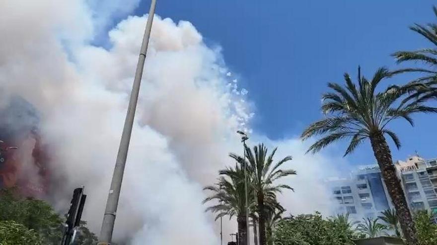 Terremoto y bombardeo de la última mascletà del concurso de Hogueras, a cargo de la pirotecnia Alto Palancia (Castellón)