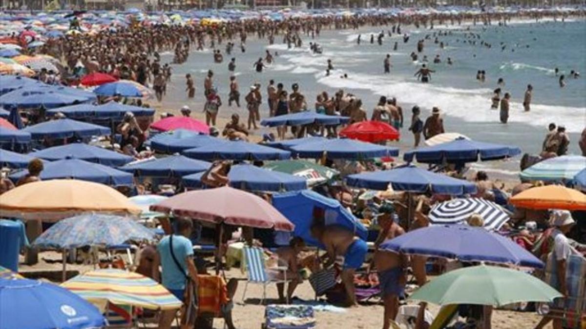 Vista de la playa de Levante de Benidorm, repleta pese a tratarse de mediados del pasado mes de junio.