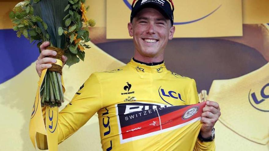 Rohan Dennis presume del maillot amarillo que consiguió ayer tras la primera etapa del Tour.