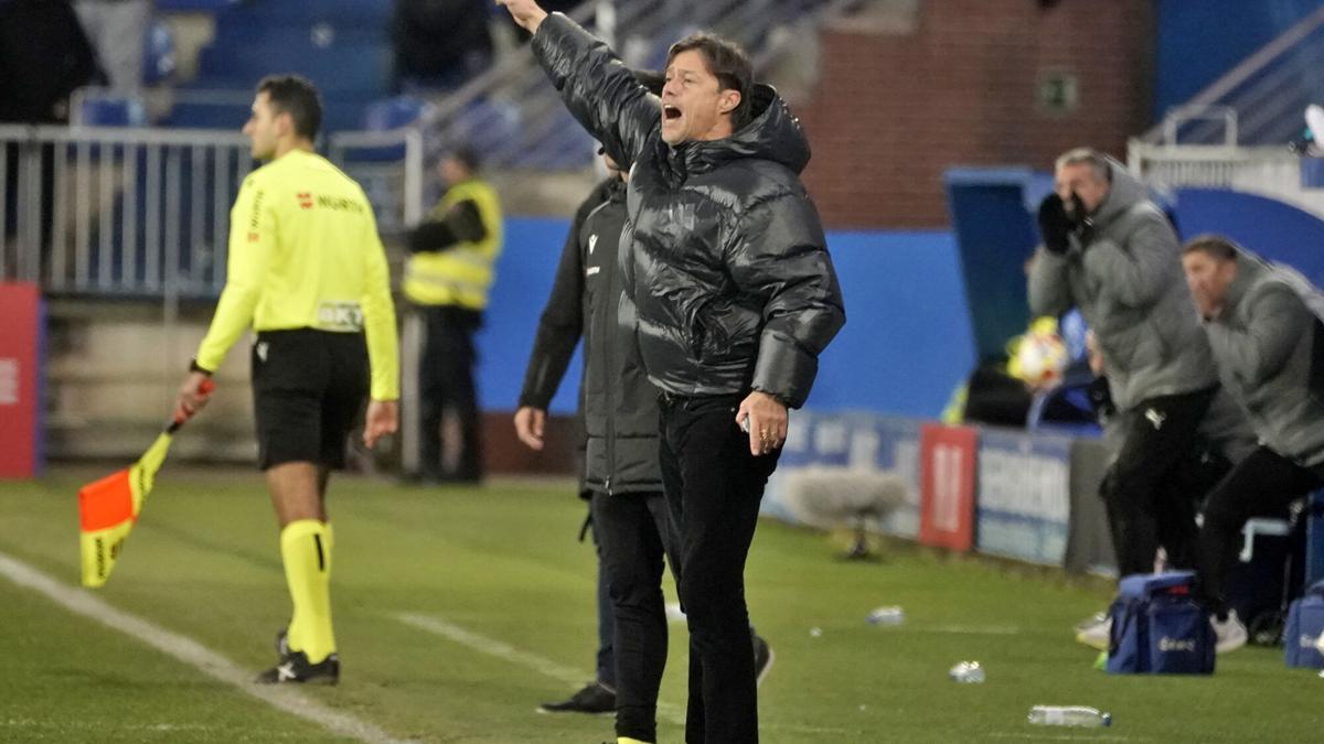 Matías Almeyda da indicaciones a sus jugadores durante el Alavés-Sevilla de Copa del Rey en Mendizorroza.
