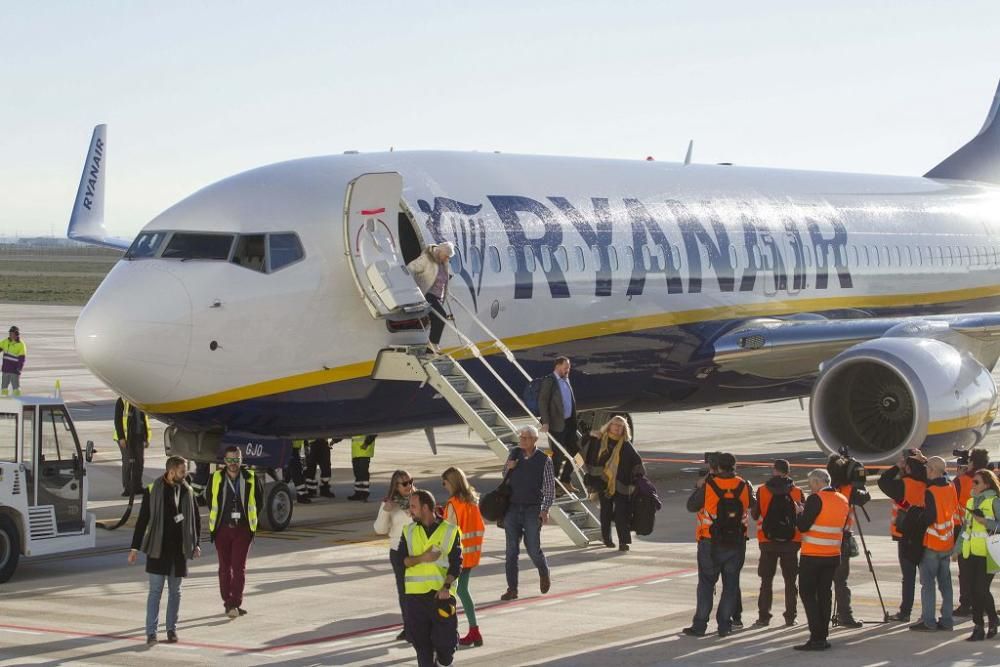 Llegada del primer avión al aeropuerto de Corvera