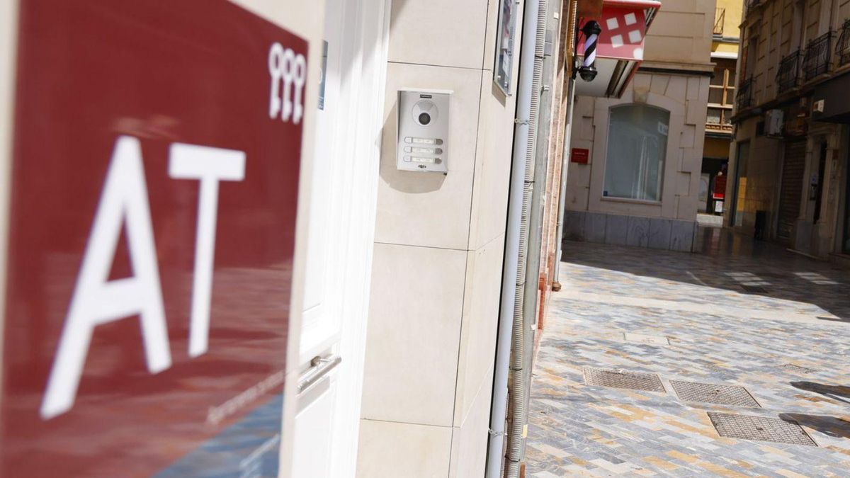 Alojamiento turístico debidamente identificado en el centro de Cartagena.