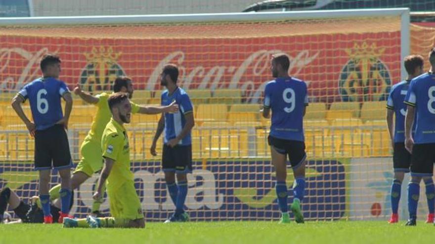 Los jugadores del Hércules, hundidos tras encajar el 2-1 ante el Villarreal B en el descuento, en el duelo de la primera vuelta.