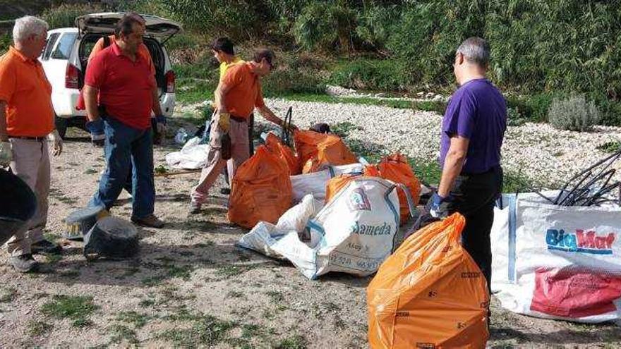 Voluntarios retiran mil kilos de basura en el Serpis