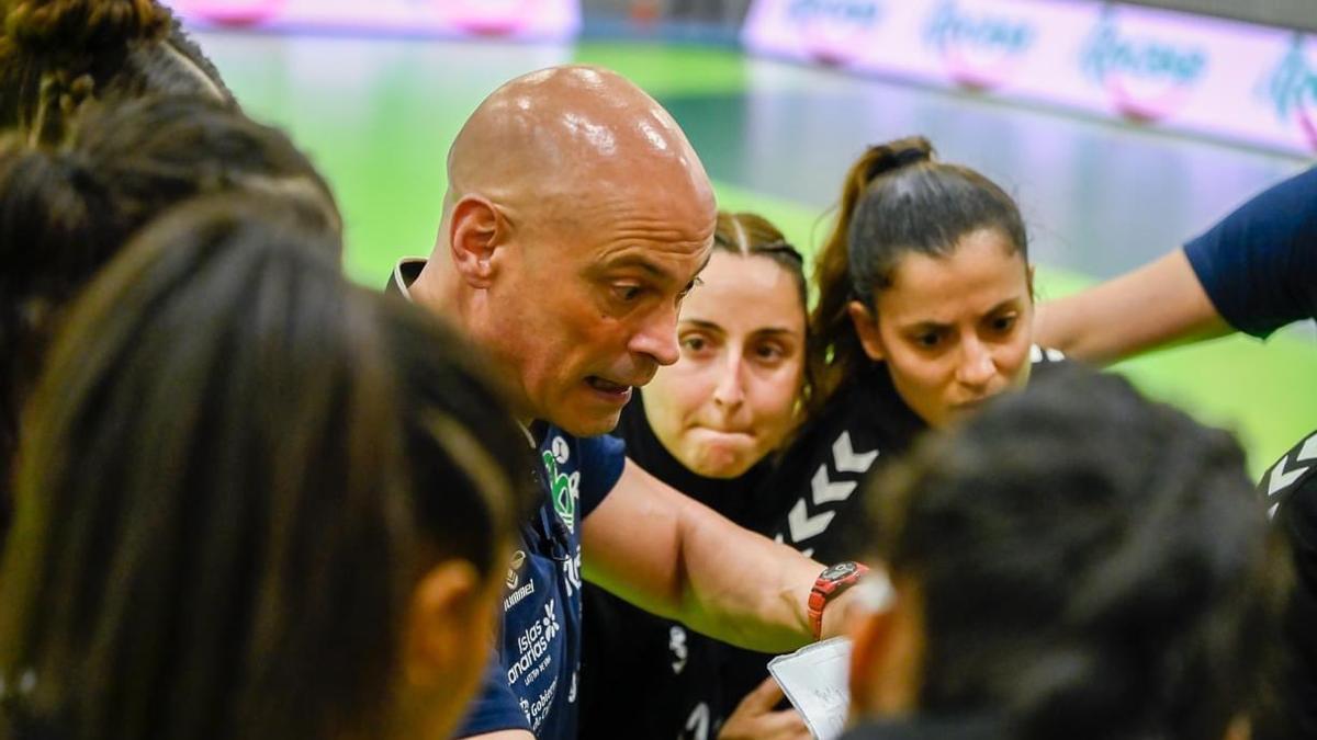 Juan Moreno da instrucciones a sus jugadoras durante un tiempo muerto