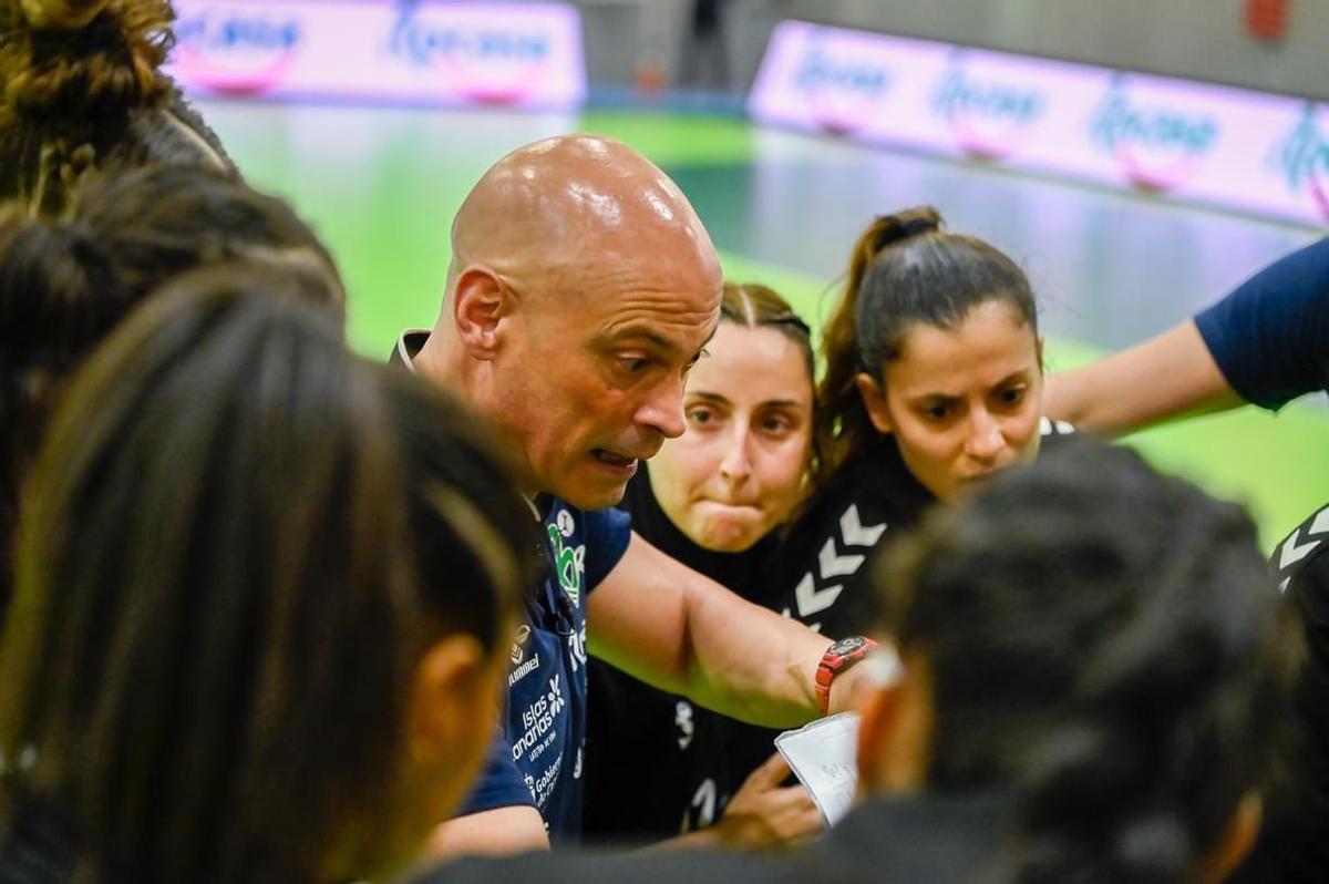 Juan Moreno da instrucciones a sus jugadoras durante un tiempo muerto