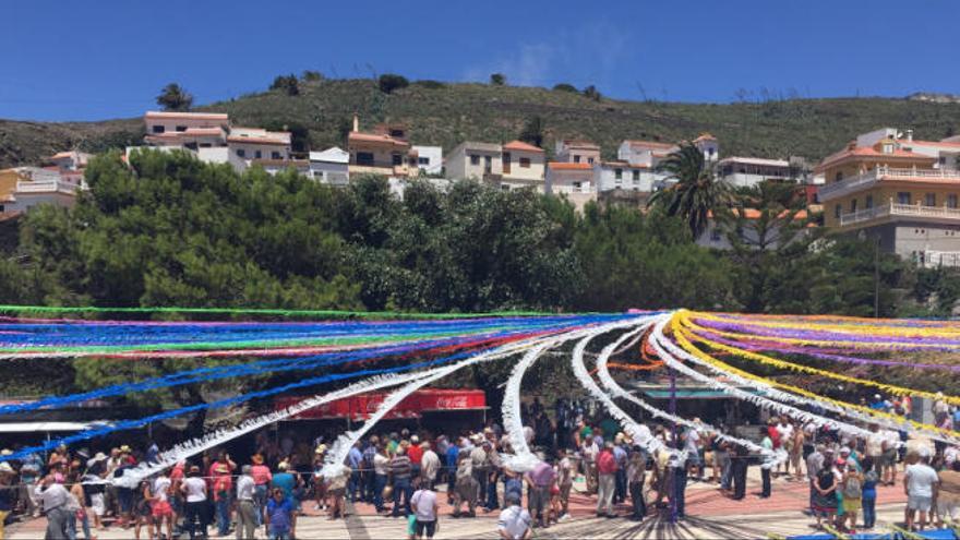 Plazas de las localidades gomeras como Arure, en la imagen, se visten de fiesta y se llenan de gente ávida de bailar al son de las orquestas míticas de la Isla Colombina.