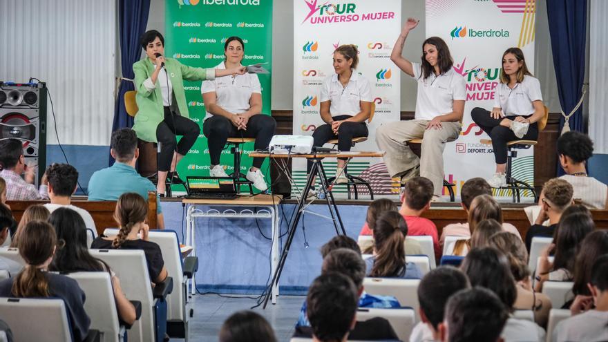 Deportistas de élite comparten sus experiencias con jóvenes de Badajoz para fomentar la igualdad