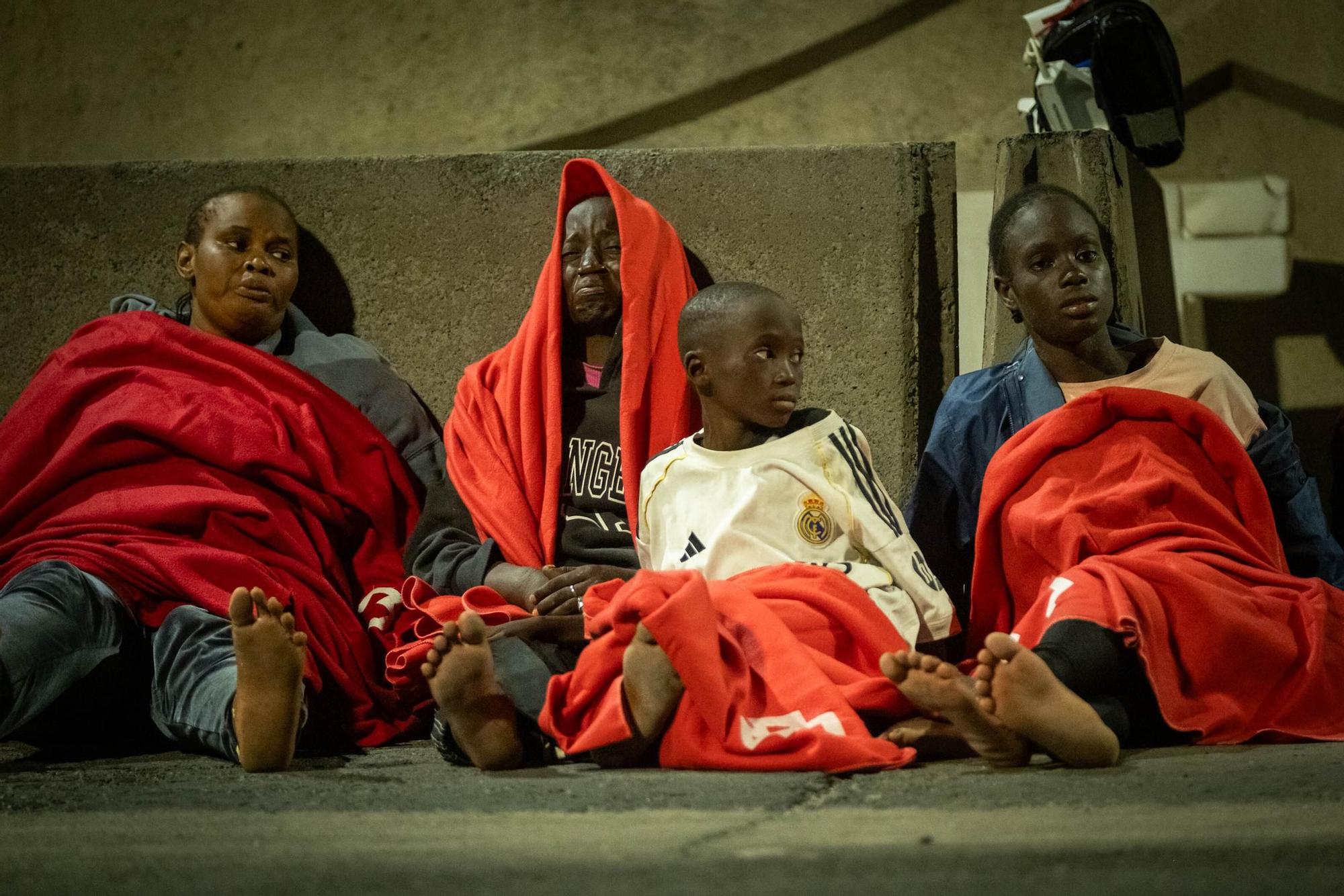 Llegada de un cayuco al Puerto de Granadilla