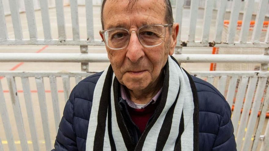 El padre Alejandro, en el patio del colegio Dominicos. |  // CASTELEIRO/ROLLER AGENCIA