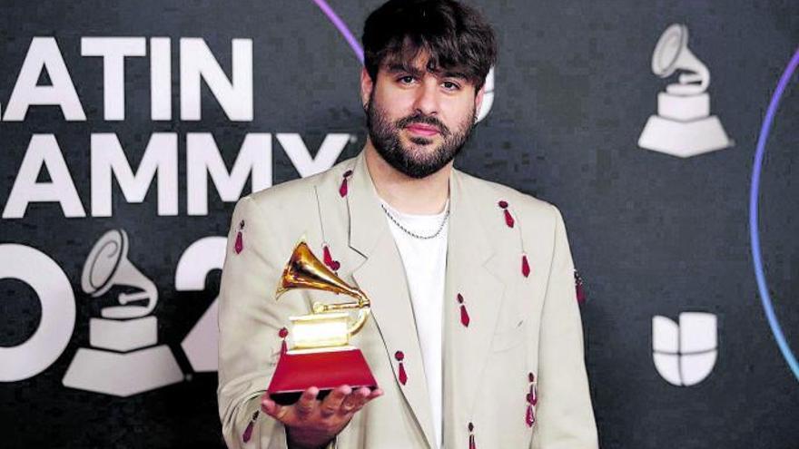 Juanjo Monserrat hält stolz den Latin Grammy für den besten Pop-Song, Sebastián Yatras‘ „Tacones Rojos“.