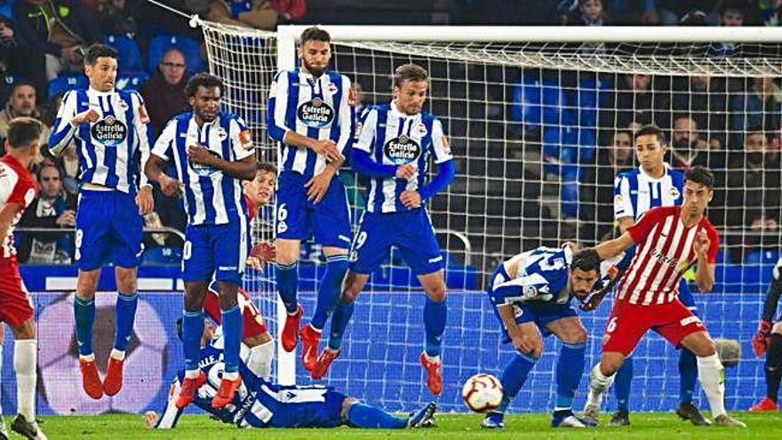 Los futbolistas del Dépor forman barrera ante una falta lanzada por el coruñés Juan Carlos el pasado viernes.