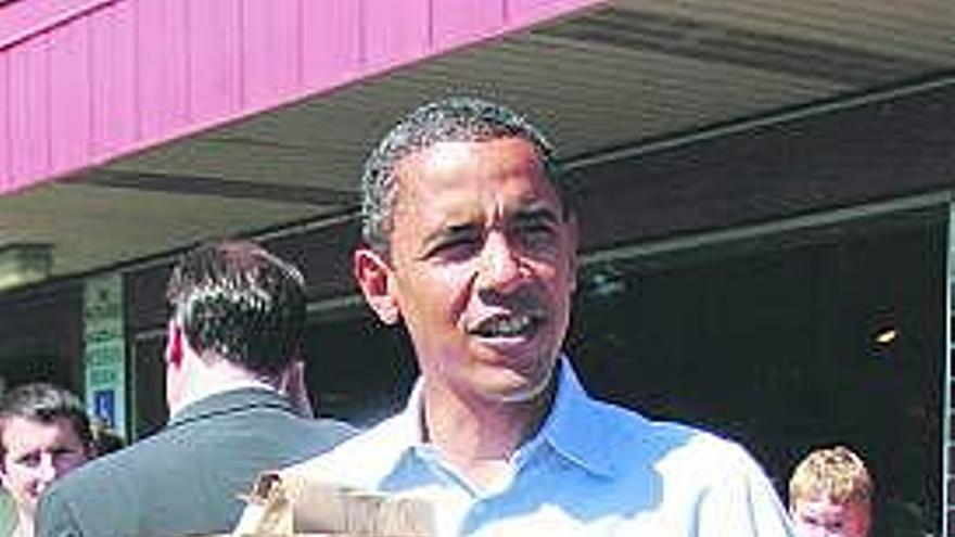 Barack Obama, cargando con una bolsa de comida rápida y comiendo un helado.