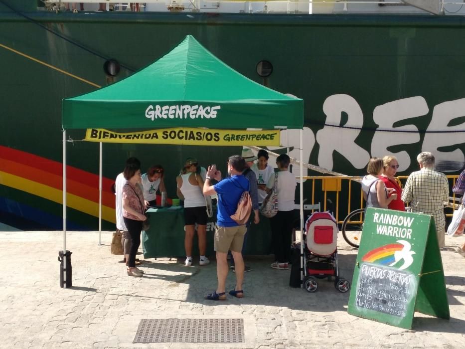 El Rainbow Warrior, buque insignia de Greenpeace, anclaba este sábado en el puerto de Málaga, donde permanecerá varios celebrando jornadas de puertas abiertas para quienes quieran visitarlo