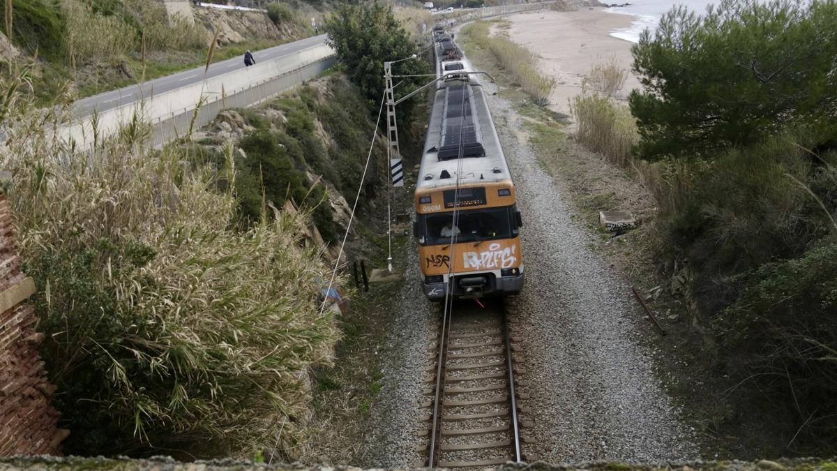 L'R1 al Maresme, en paral·lel a la carretera N-II en un tram de circulació per via única.