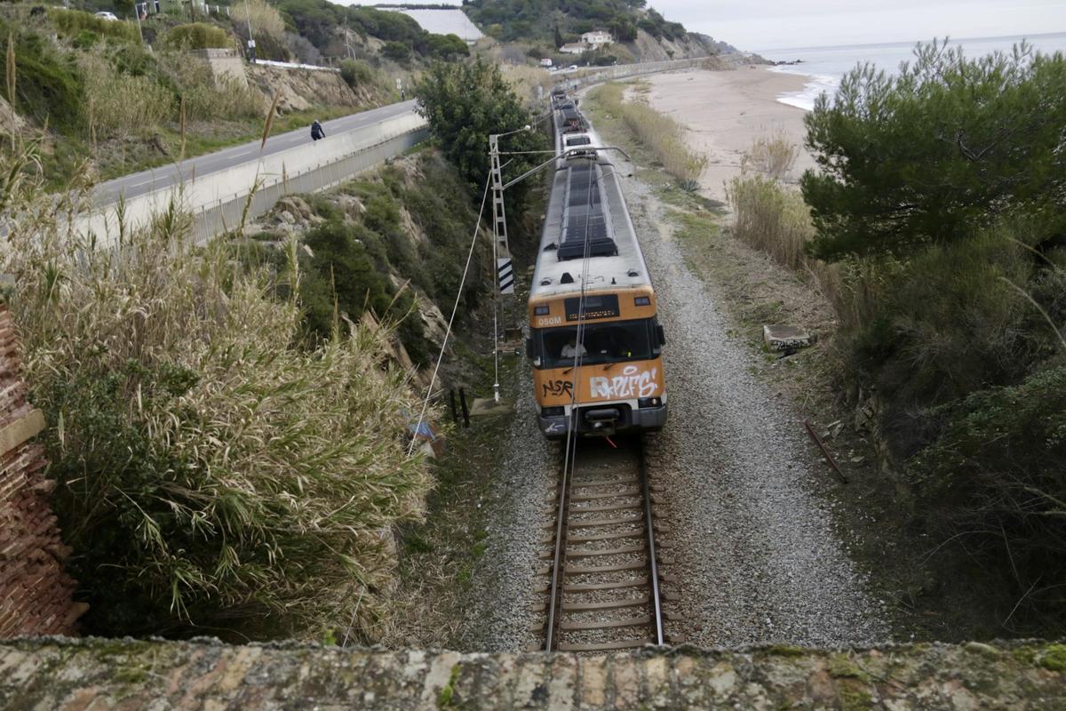 L'R1 al Maresme, en paral·lel a la carretera N-II en un tram de circulació per via única.