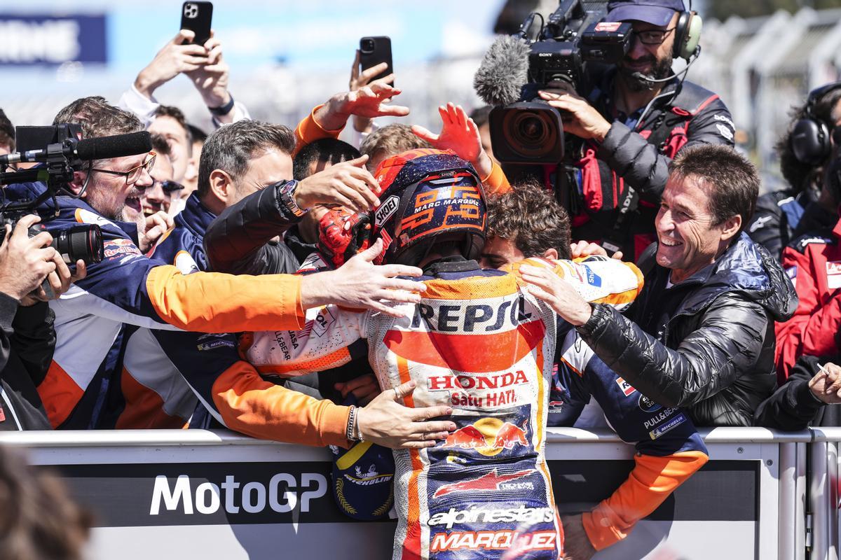 Julià Márquez, a la derecha, padre de Marc, se suma a la gran felicitación a su hijo en el 'corralito' de Phillip Island.