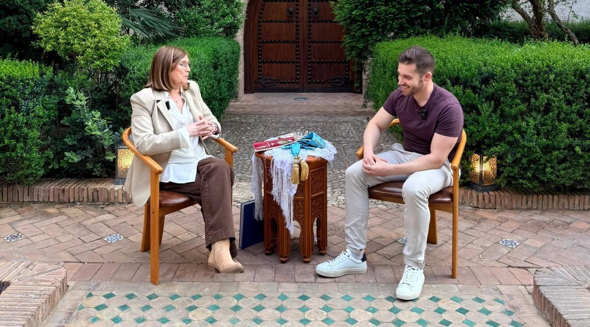 Entrevistas del alcalde con la reina de las fiestas de Anna de 1977, Amparo Ramos.