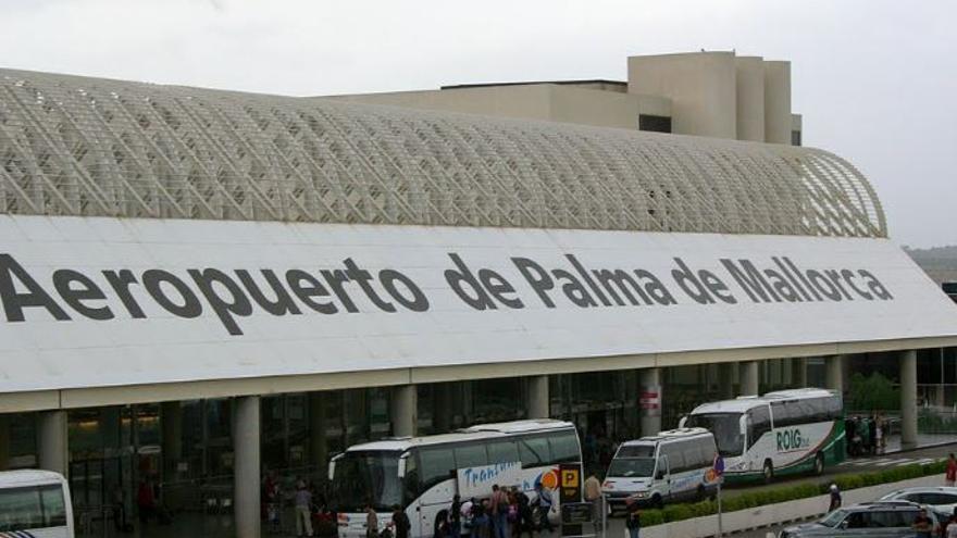 Movilidad multa a 39 conductores por intrusismo en el aeropuerto de Palma