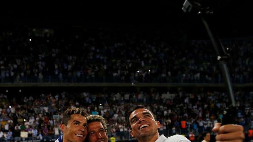 Pepe se hace un selfi junto a Coentrao y Cristiano Ronaldo. // Jon Nazca