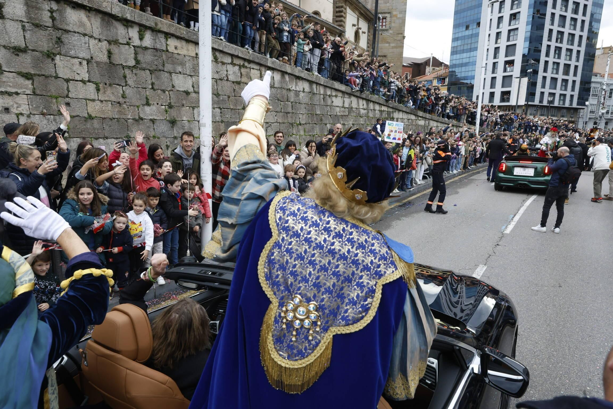En imágenes: Los Reyes Magos desembarcan en Gijón
